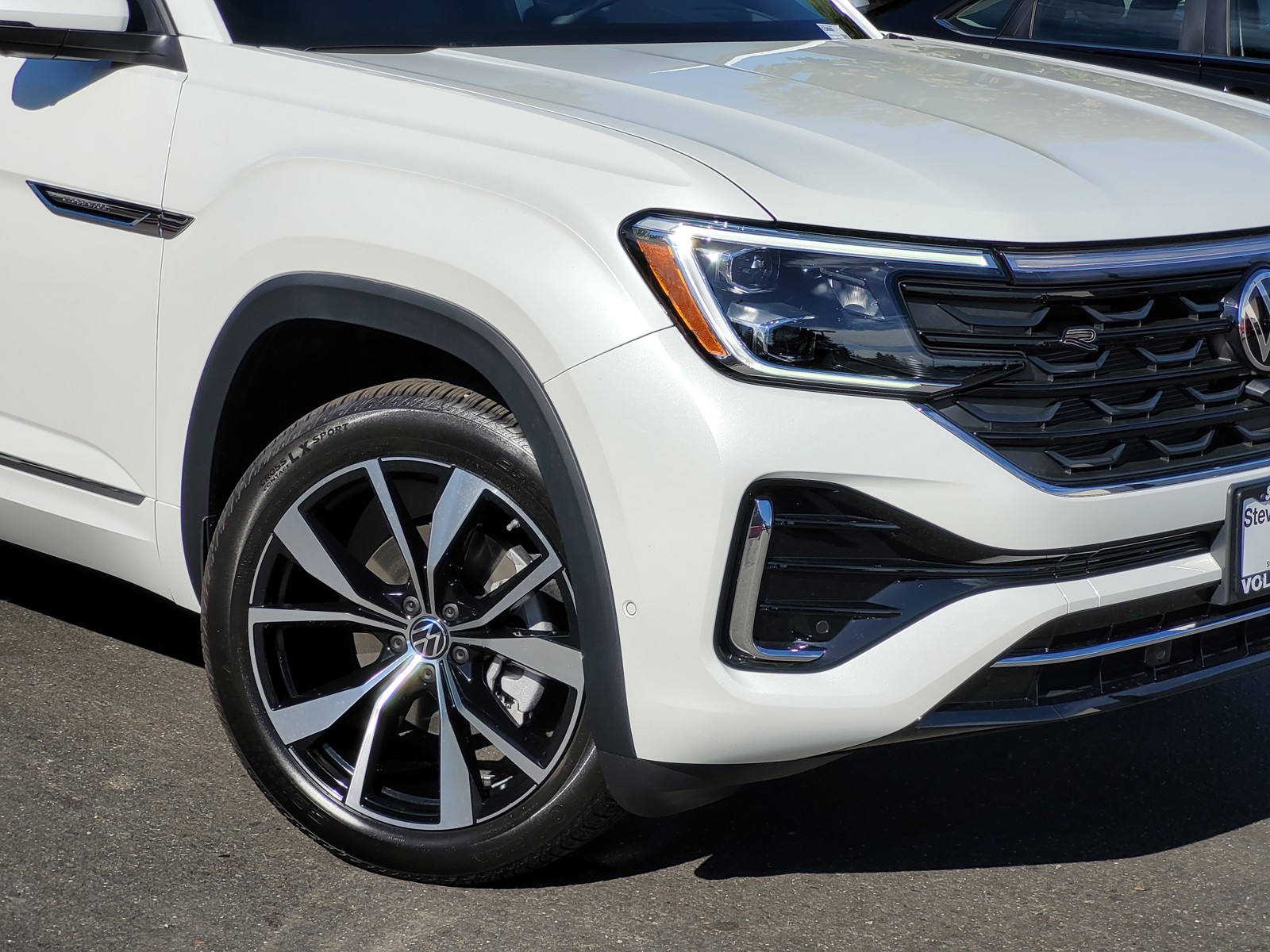 2025 Volkswagen Atlas Cross Sport SEL Premium R-Line photo 2