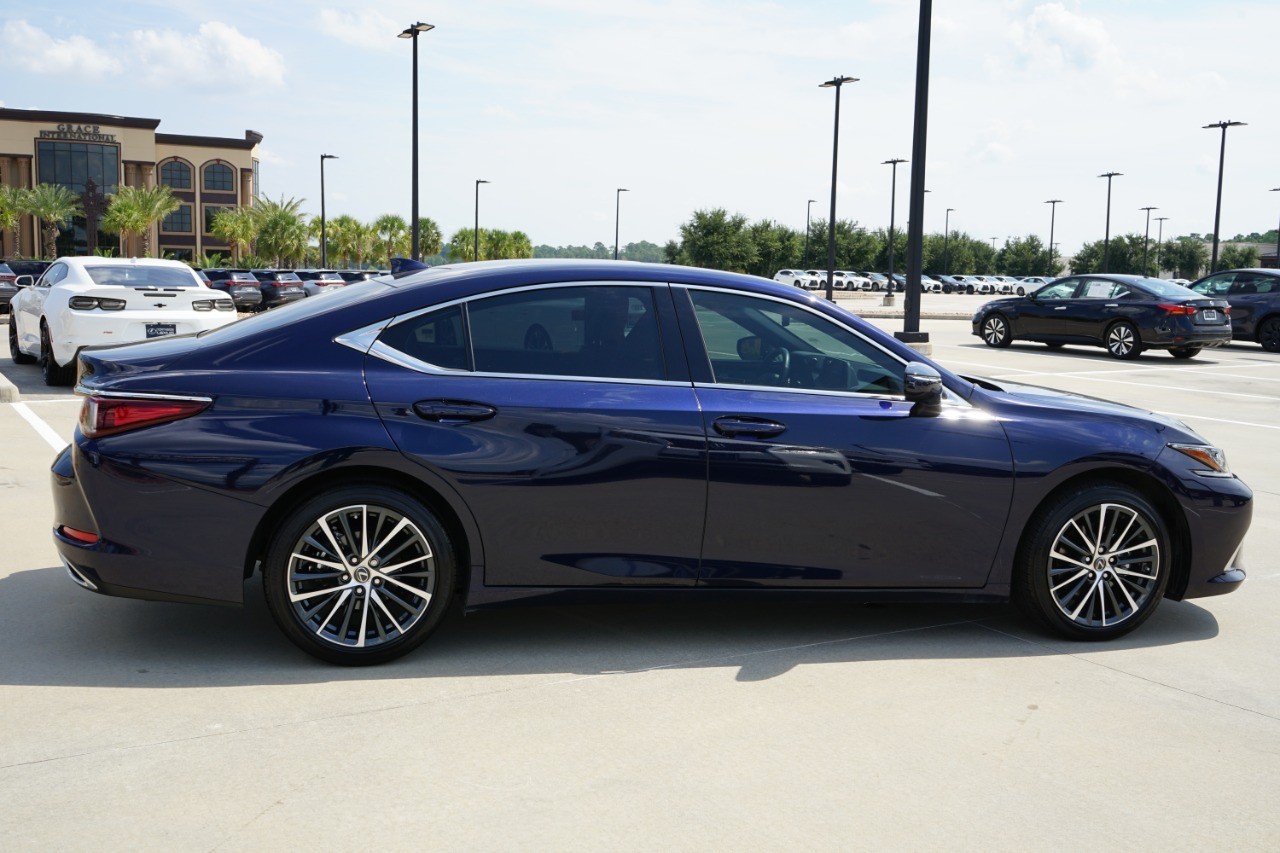 2025 Lexus ES 350 photo 4