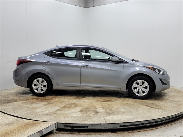 2016 Hyundai Elantra SE photo 3