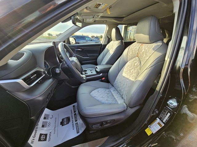 2023 Toyota Highlander Hybrid Bronze Edition photo 16