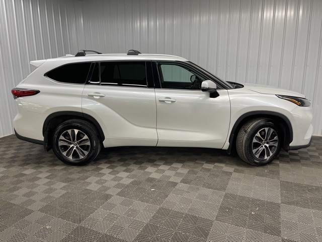 2022 Toyota Highlander XLE photo 2