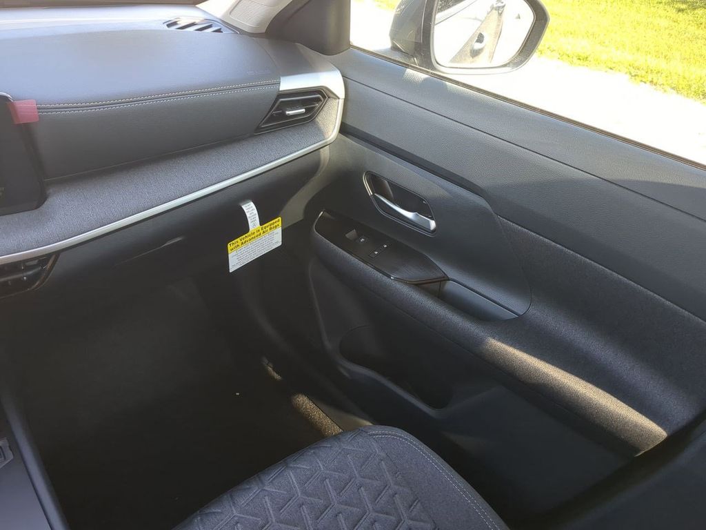 2025 Nissan Kicks SV photo 16