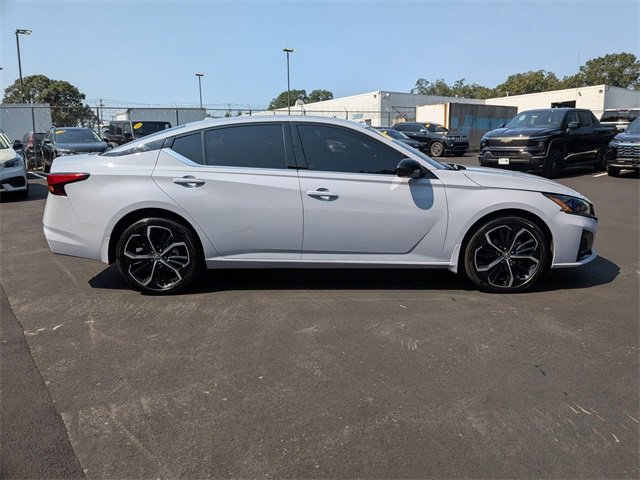 2024 Nissan Altima 2.5 SR photo 2