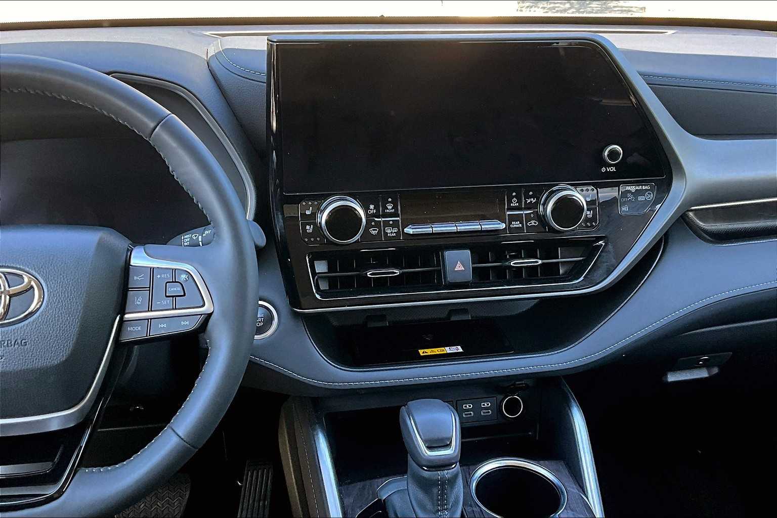 2024 Toyota Highlander Limited photo 6