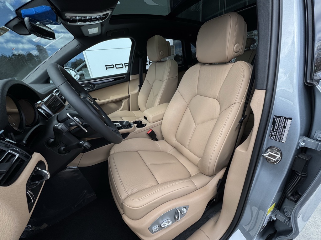 2025 Porsche Macan T photo 4