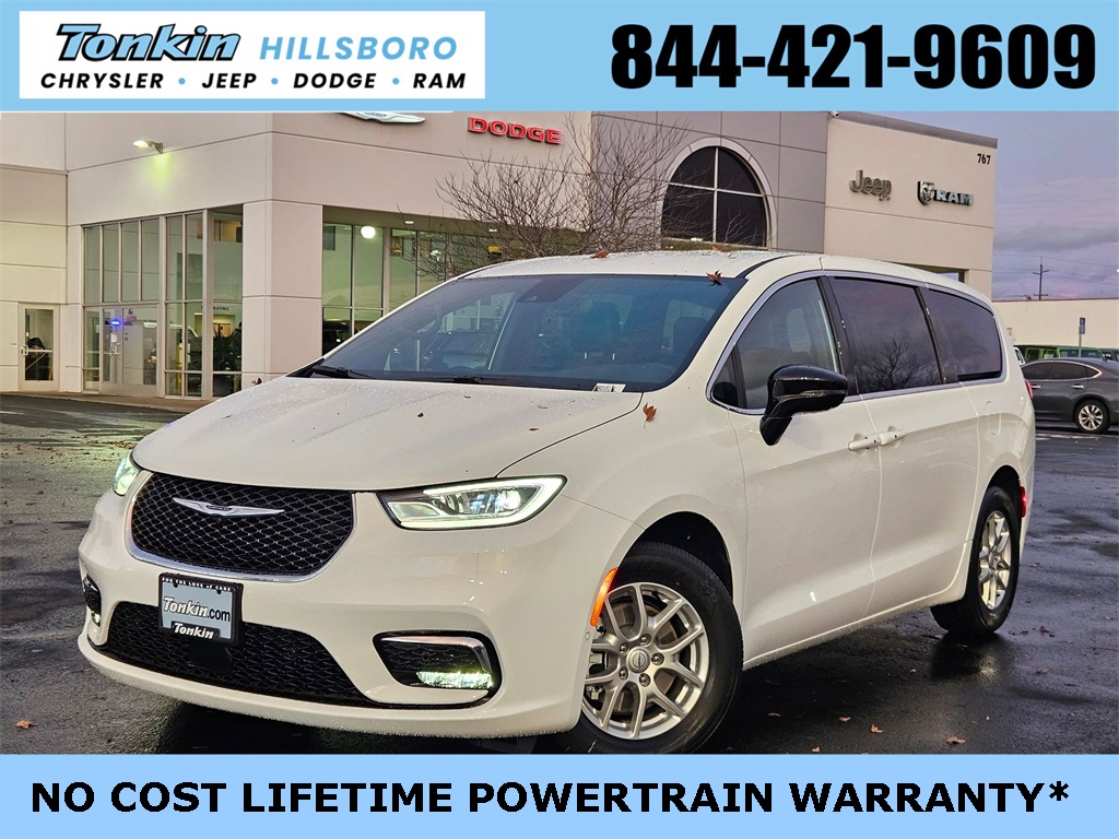 2026 Chrysler Pacifica Select's photo