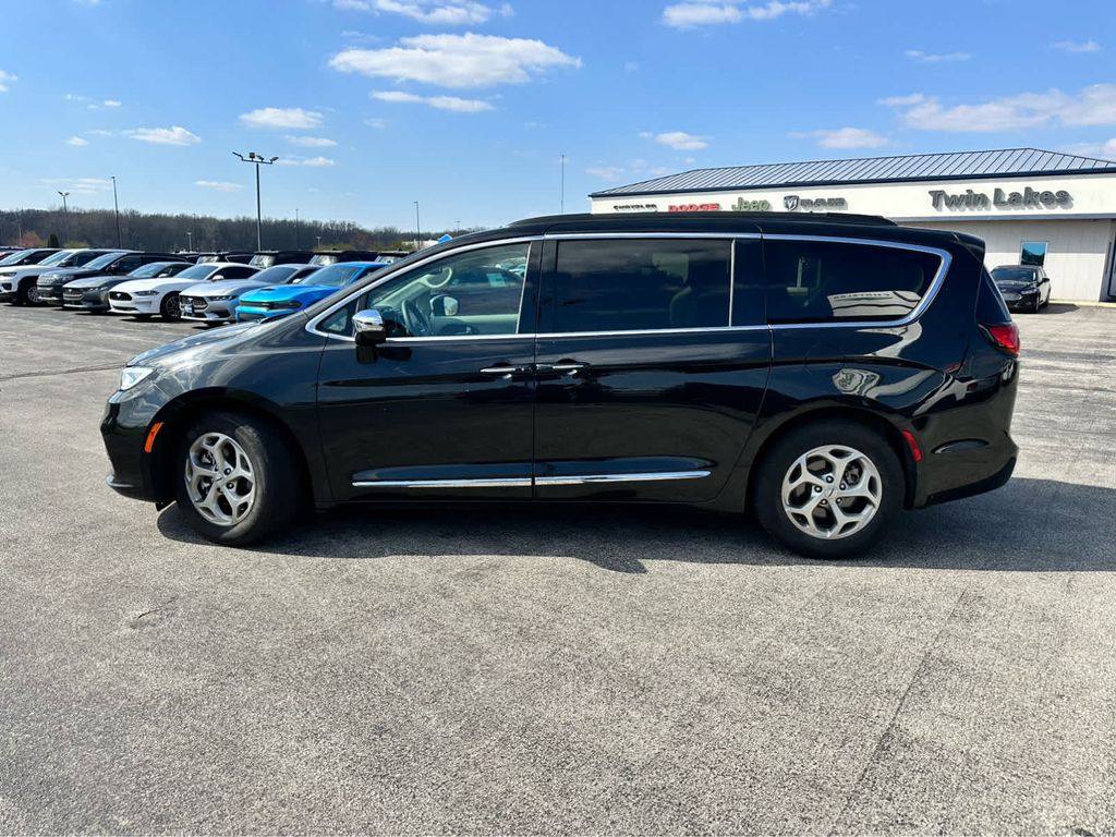 2023 Chrysler Pacifica Limited photo 2