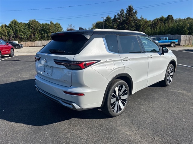 2025 Mitsubishi Outlander SEL photo 2