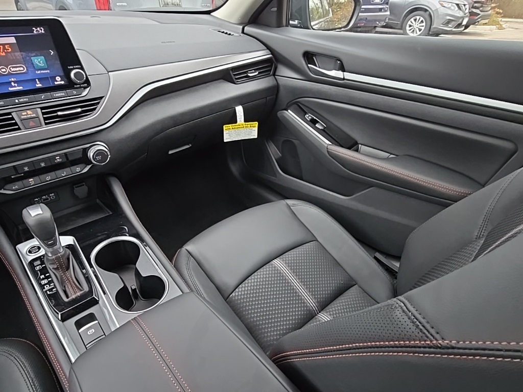 2025 Nissan Altima SR photo 18