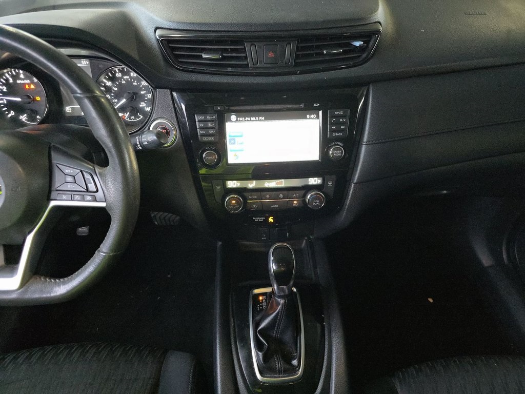 2017 Nissan Rogue SV photo 3