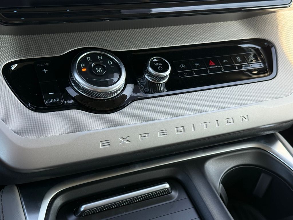 2025 Ford Expedition MAX photo 18