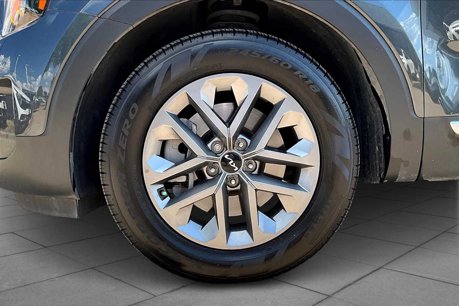 2024 Kia Telluride LX photo 9