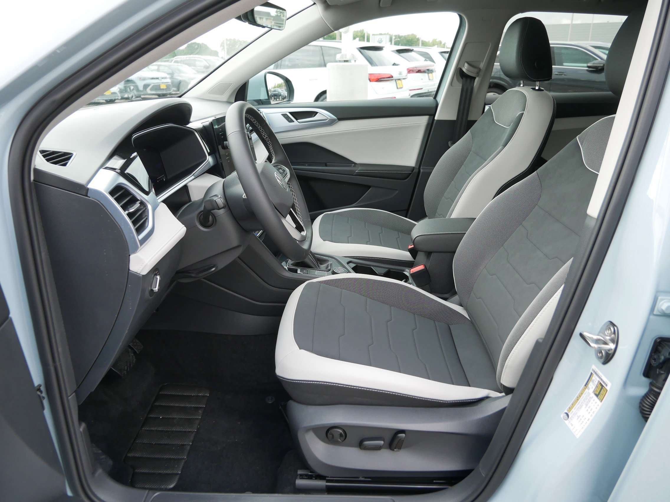 2025 Volkswagen Taos SE photo 4