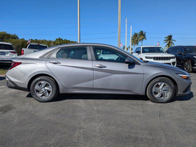 2025 Hyundai Elantra SE photo 3