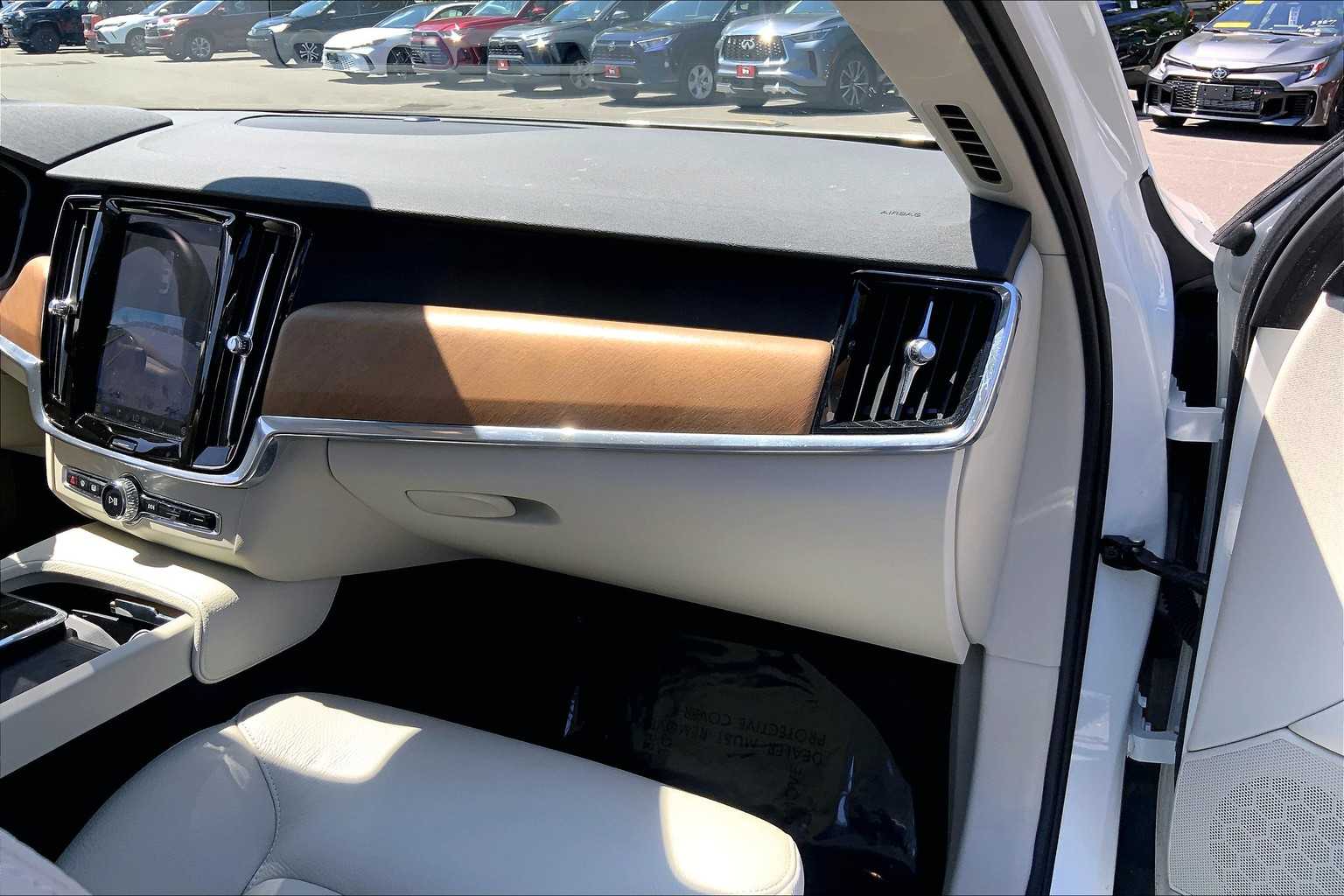 2022 Volvo S90 Momentum photo 17