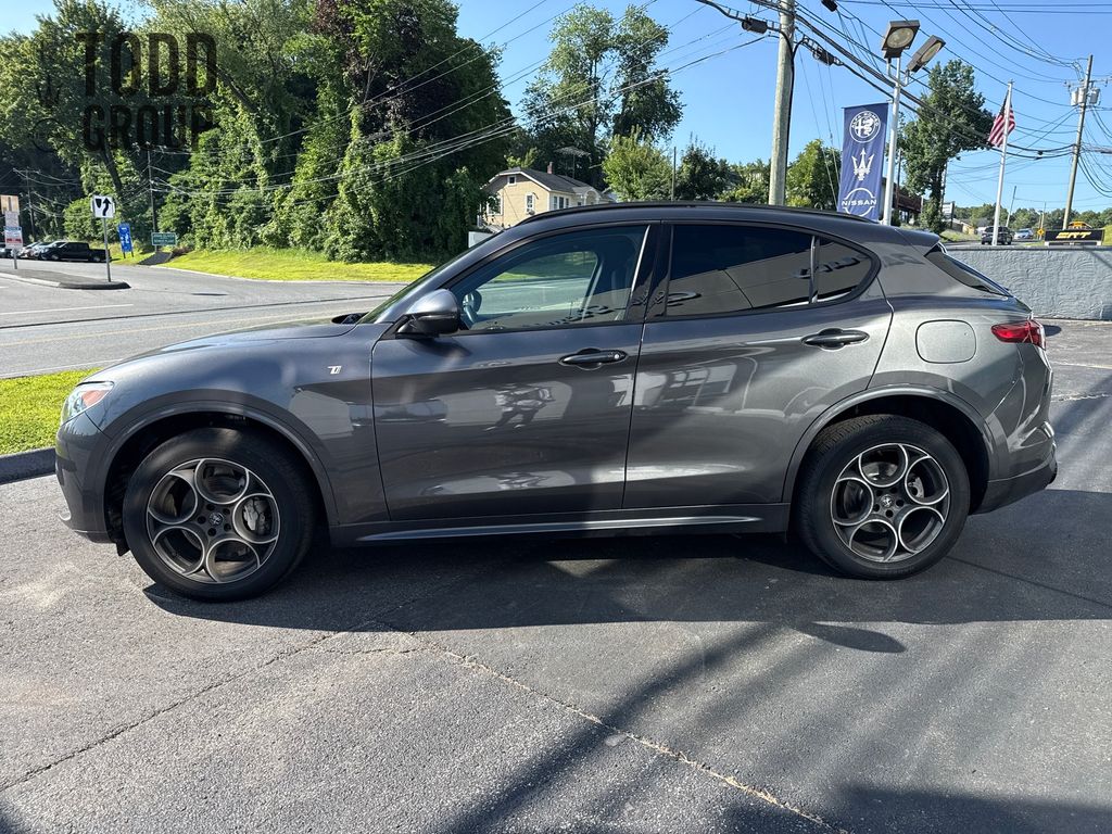 2022 Alfa Romeo Stelvio Ti photo 2