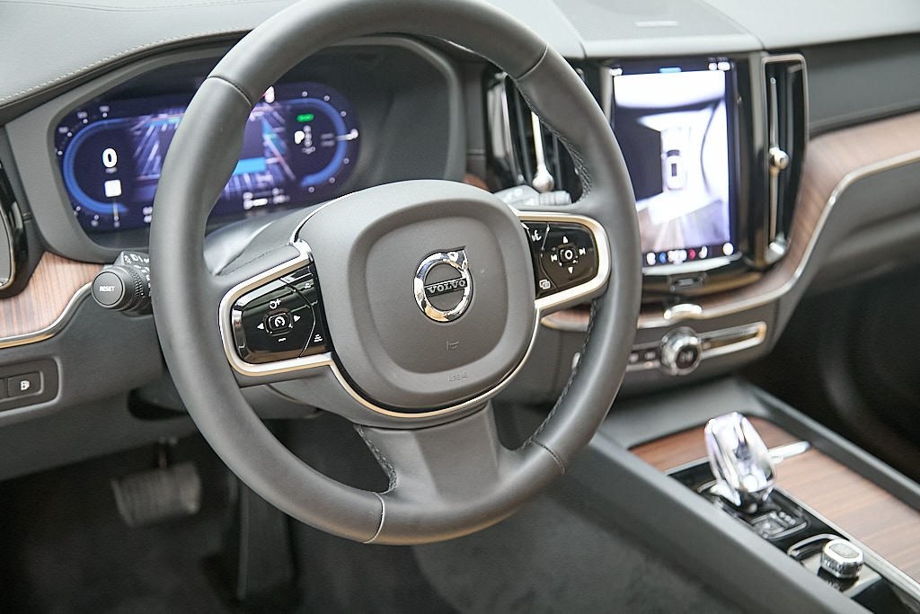 2025 VOLVO XC60 - Image 13