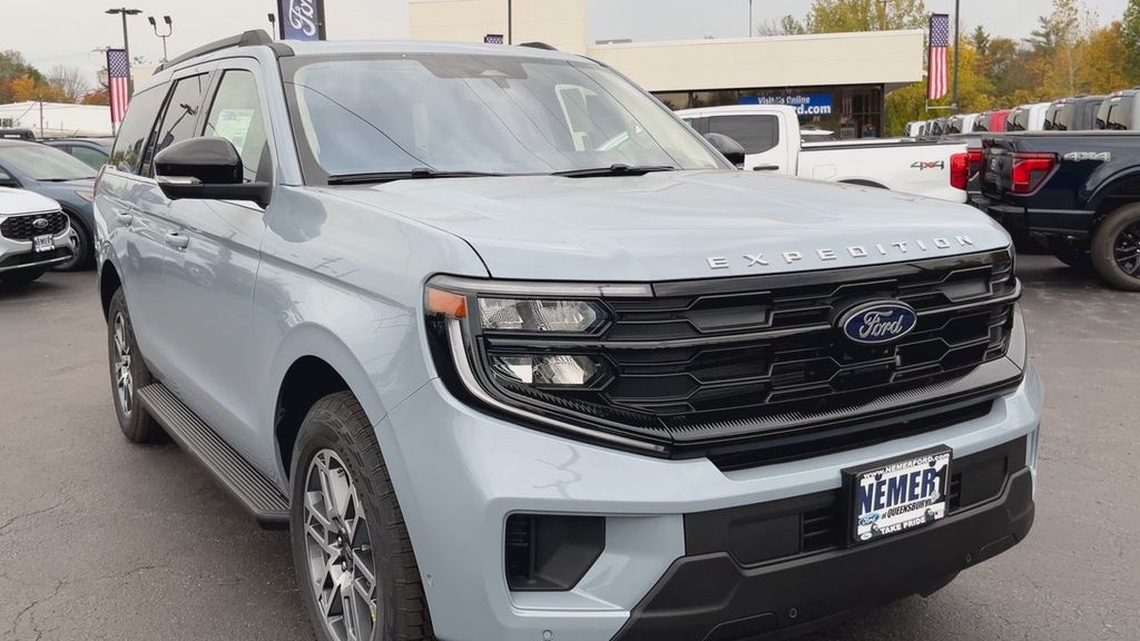 2025 Ford Expedition photo 3