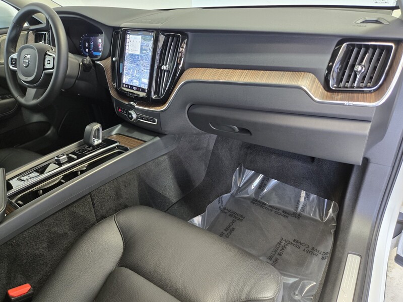 2023 Volvo XC60 B5 Plus photo 20