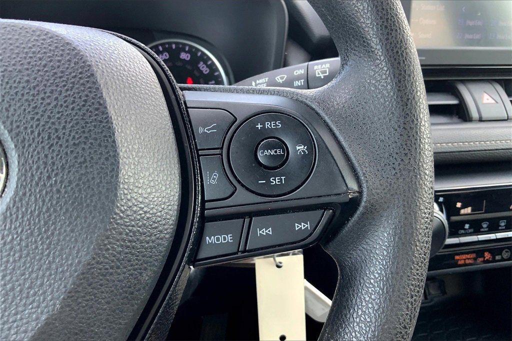 2021 Toyota RAV4 LE photo 18