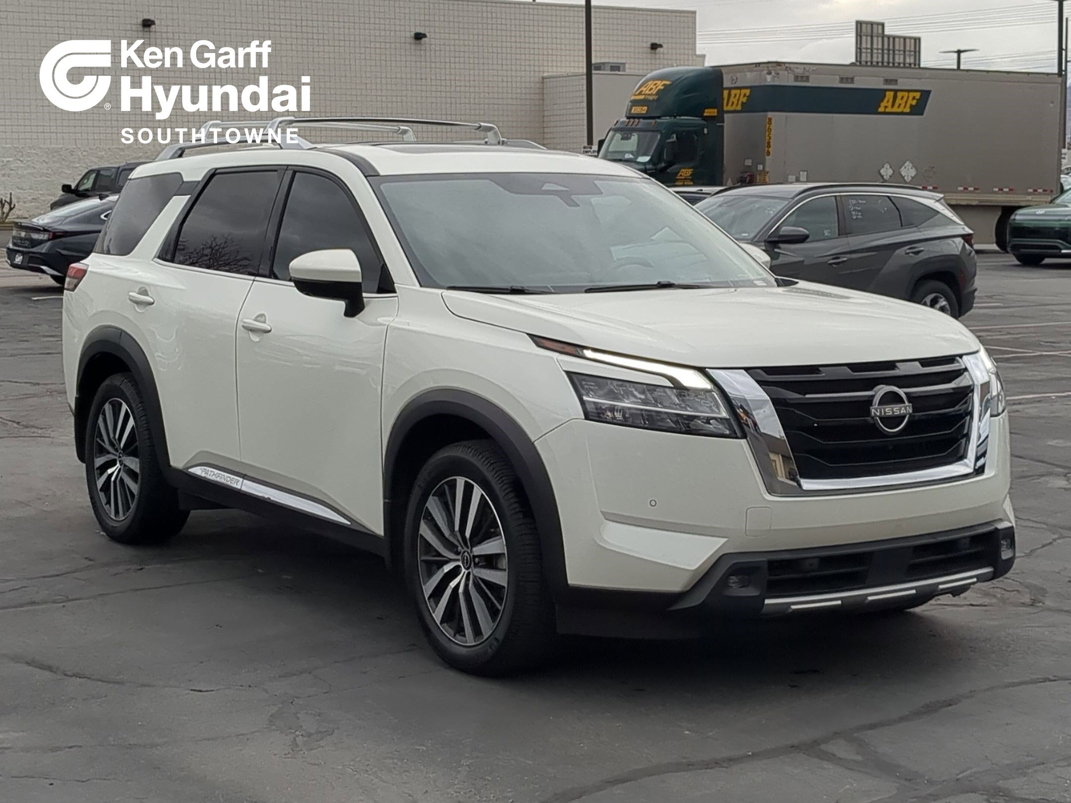 2022 Nissan Pathfinder Platinum's photo