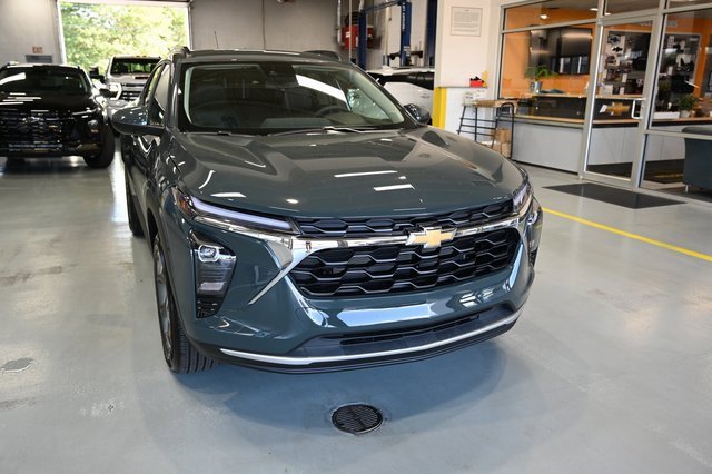 2025 Chevrolet Trax LT photo 2