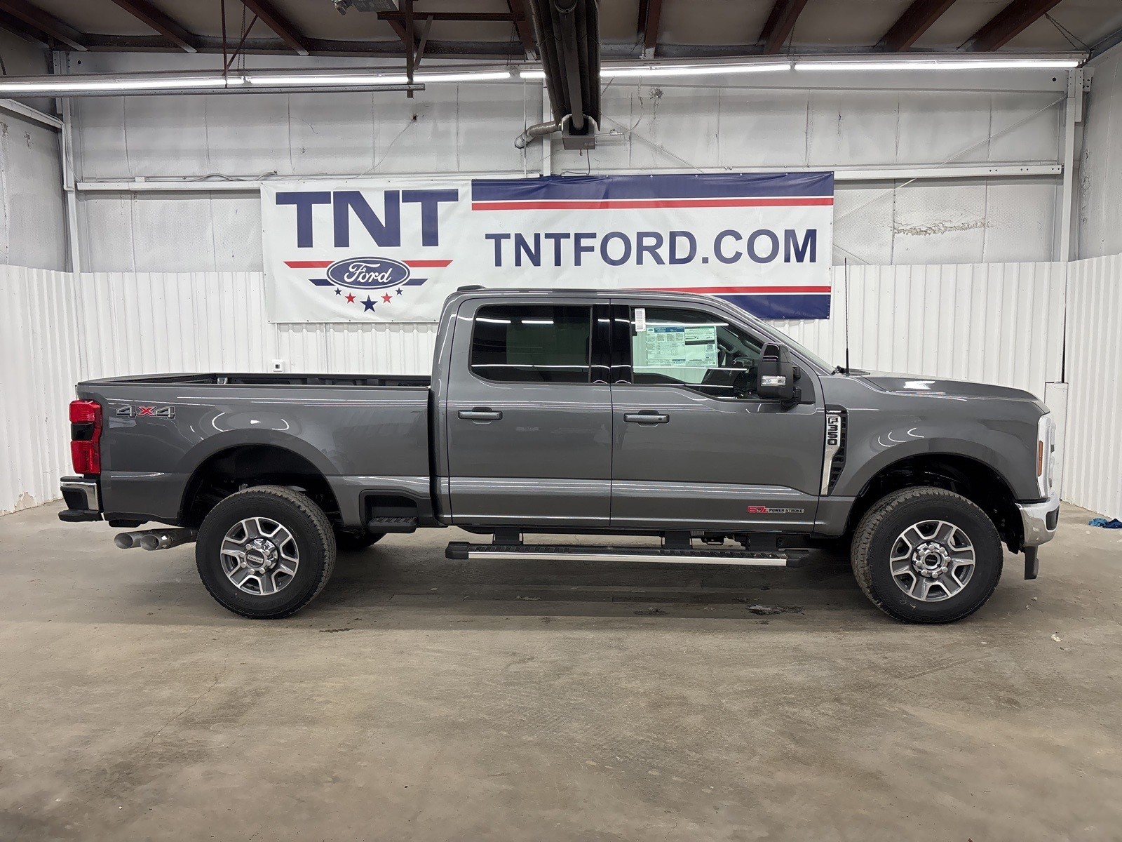 2025 Ford F-350 Super Duty Lariat's photo