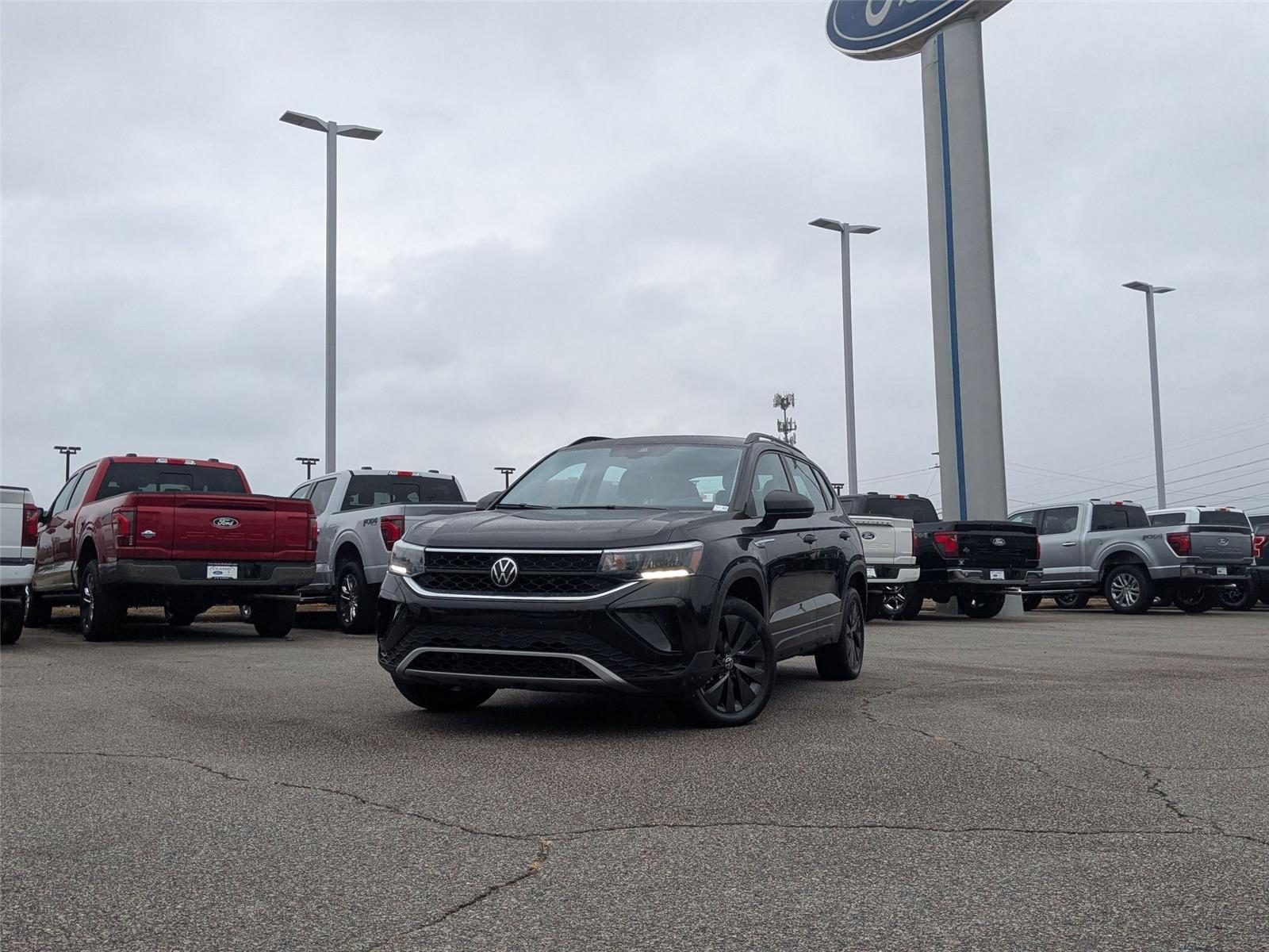 2023 Volkswagen Taos S's photo