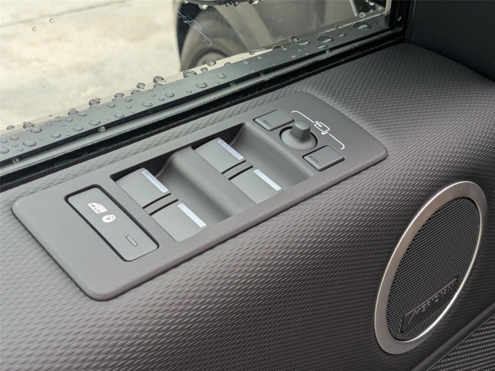 2025 Land Rover Discovery SE photo 12