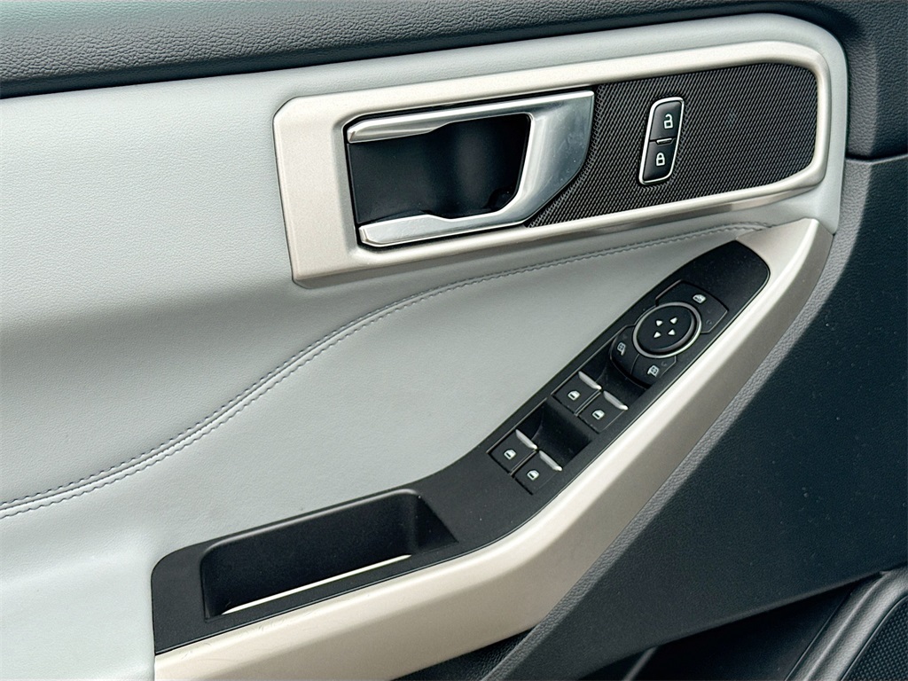 2022 Ford Explorer XLT photo 16