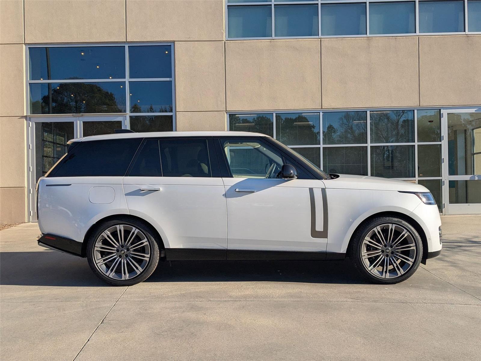 2025 Land Rover Range Rover SE photo 4