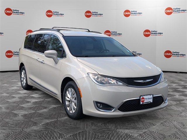 2017 Chrysler Pacifica Touring L photo 3