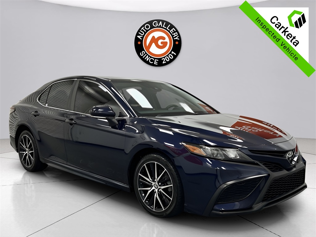 2022 Toyota Camry SE's photo