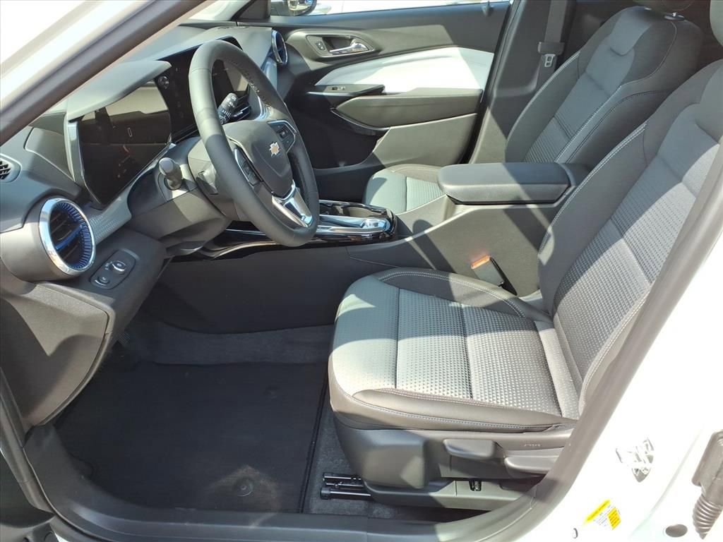 2025 Chevrolet Trax LT photo 9
