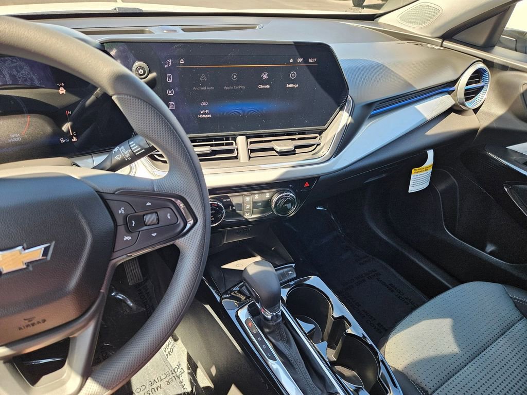2025 Chevrolet Trax LT photo 17