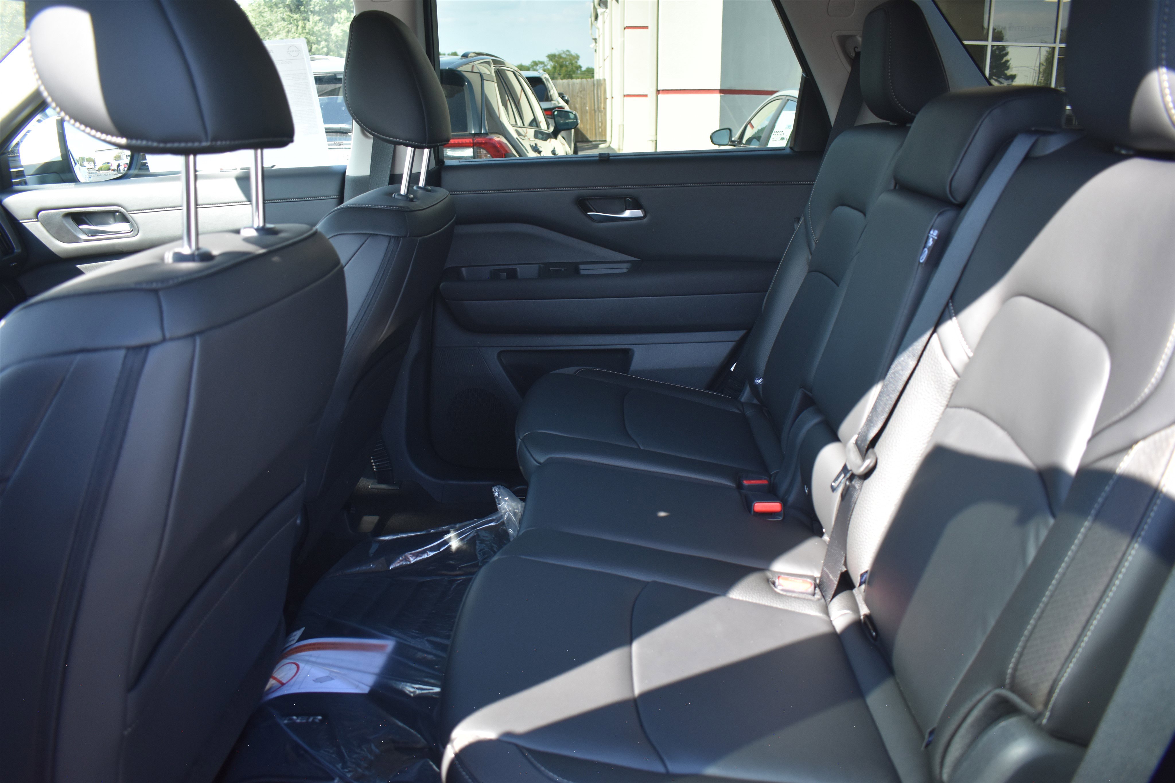 2025 Nissan Pathfinder SL photo 6