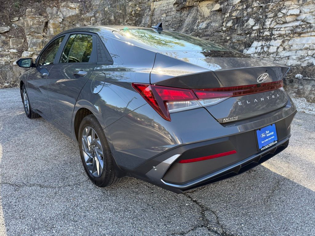 2024 Hyundai Elantra SEL photo 4