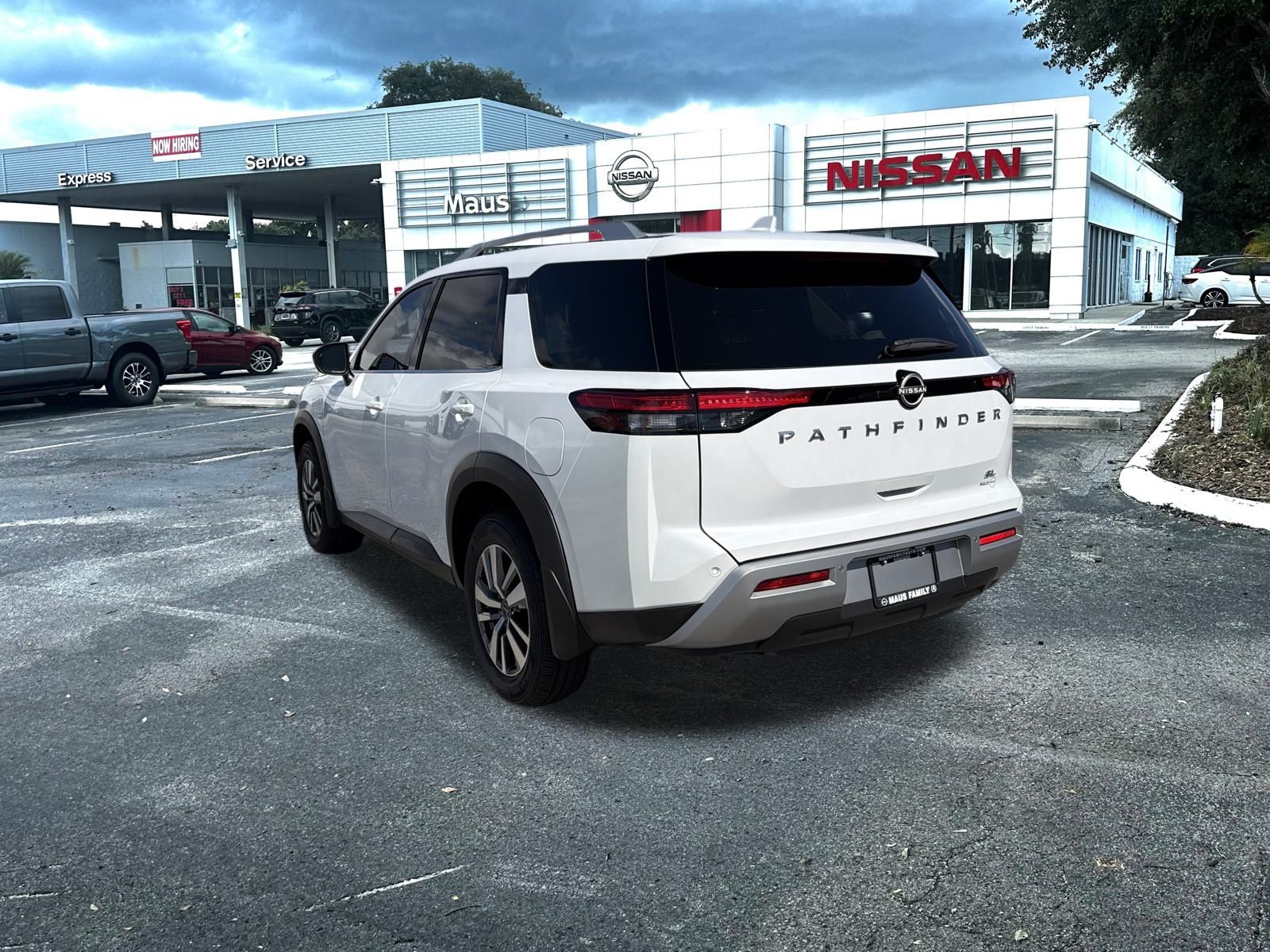 2025 Nissan Pathfinder SL photo 3