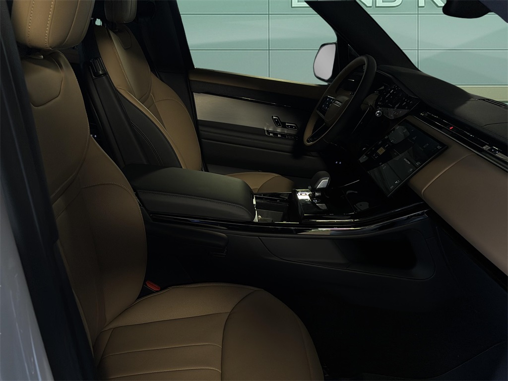 2025 Land Rover Range Rover Sport SE photo 9