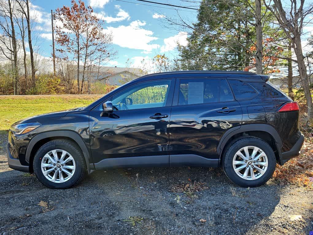 2024 Toyota Corolla Cross LE's photo