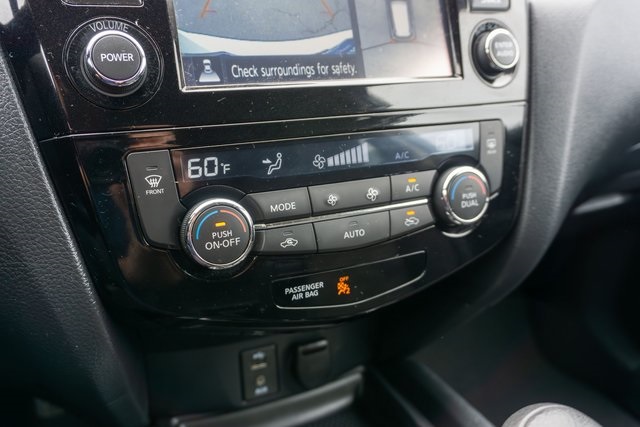2016 Nissan Rogue SV photo 24
