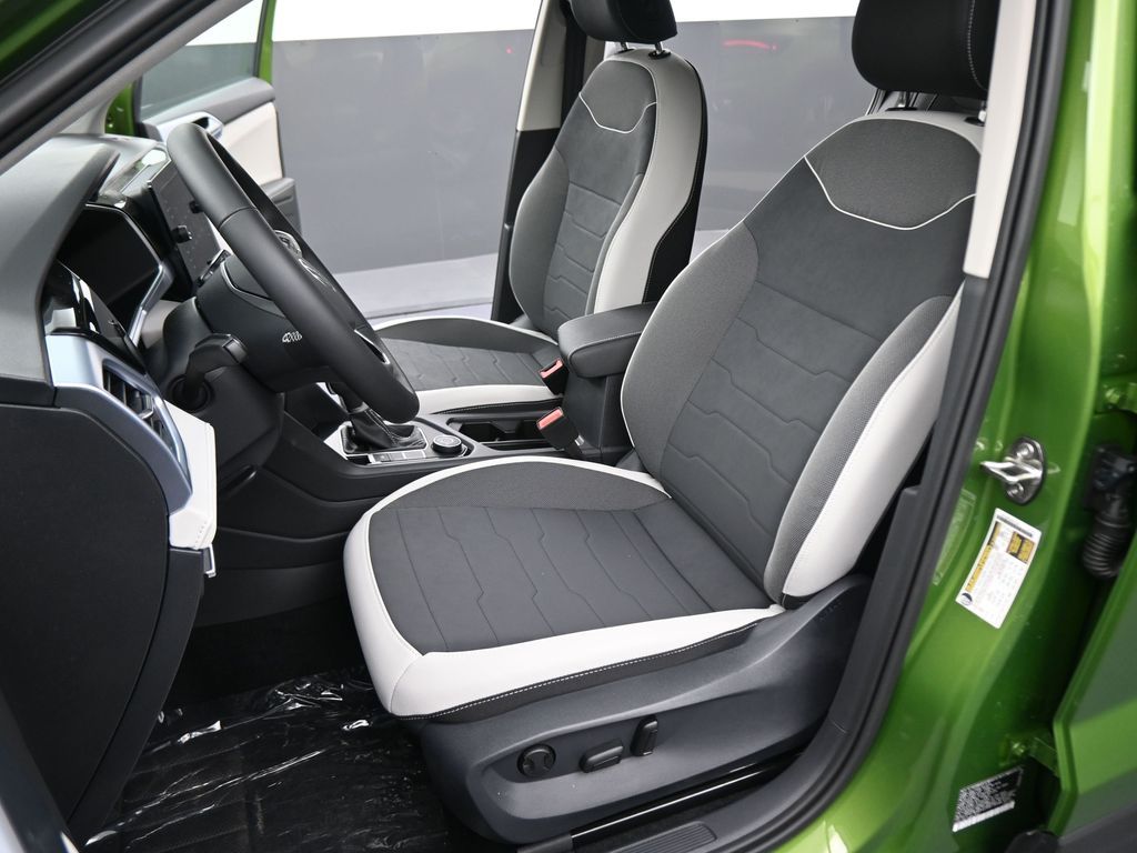 2025 Volkswagen Taos SE photo 36