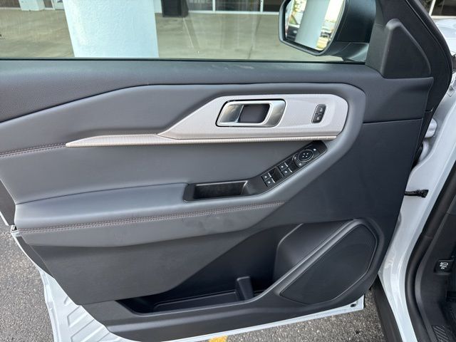 2025 Ford Explorer photo 8