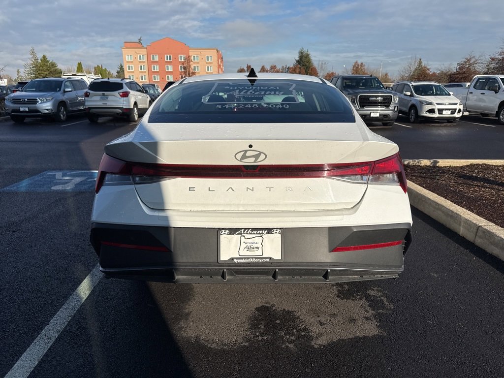 2024 Hyundai Elantra SEL photo 4