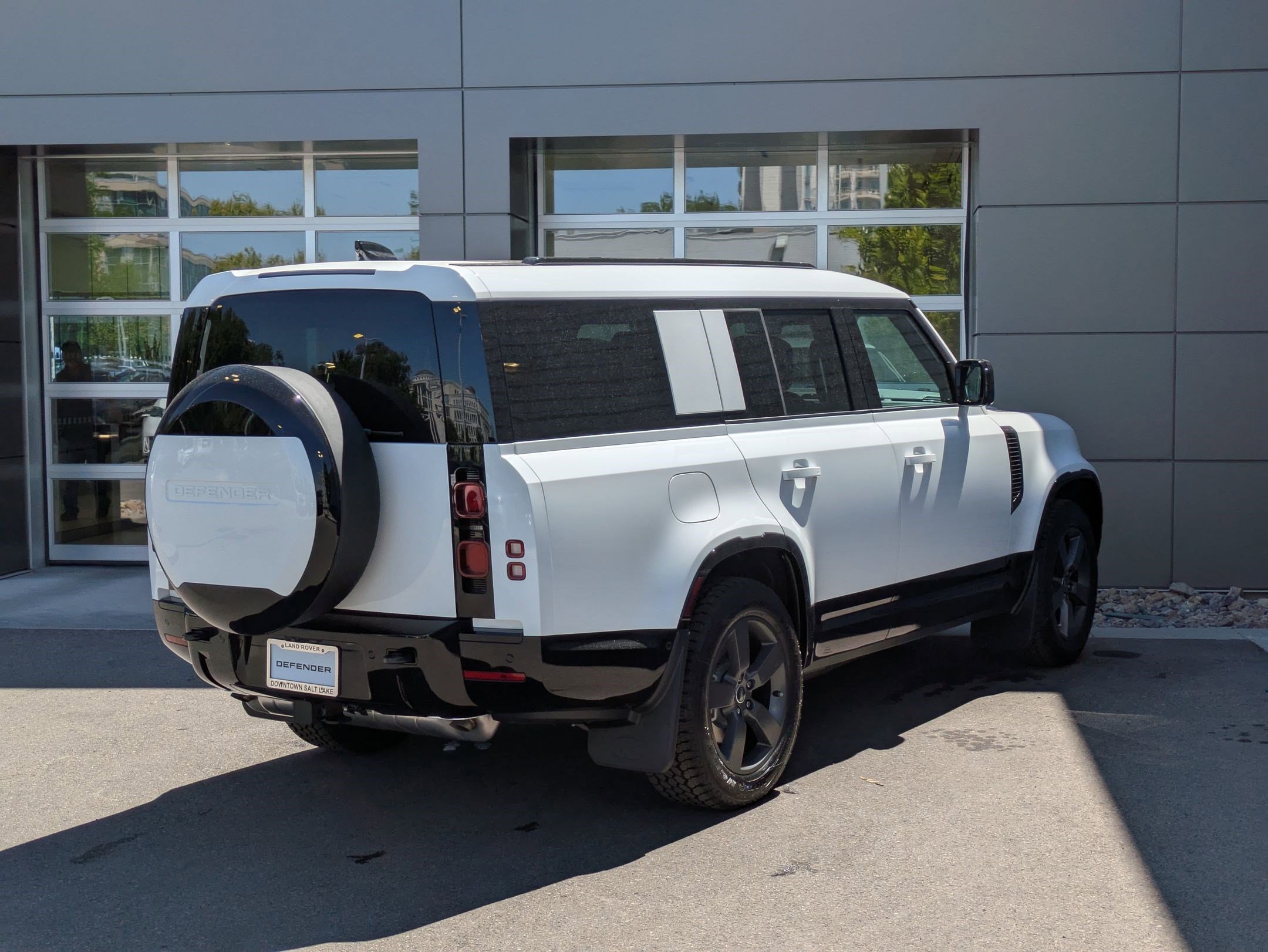 2025 Land Rover Defender 130 X-Dynamic SE photo 4