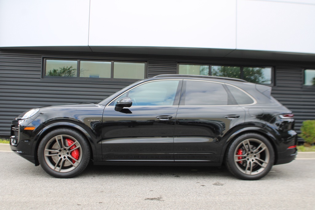 2025 Porsche Cayenne Turbo E-Hybrid photo 2