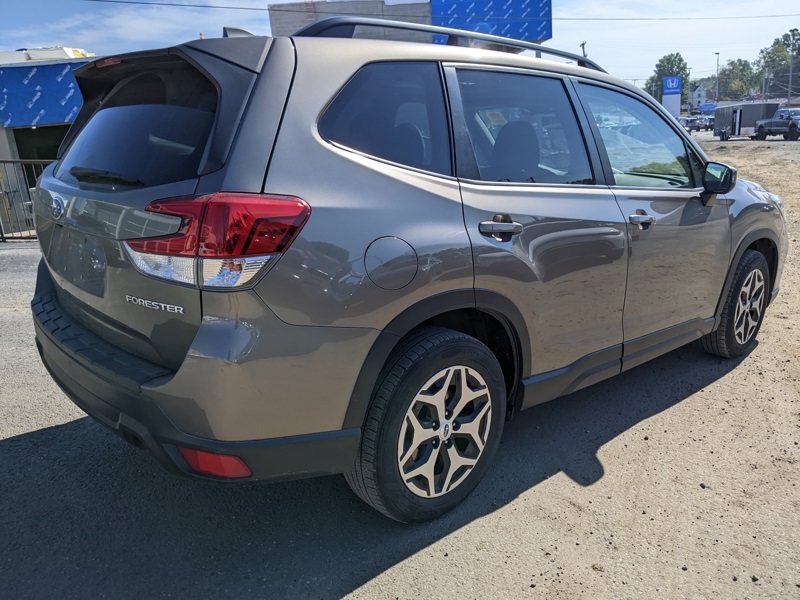 2020 Subaru Forester Premium photo 3