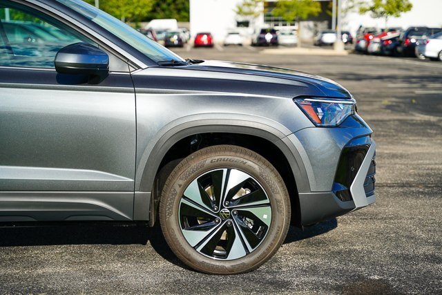 2025 Volkswagen Taos SE photo 33