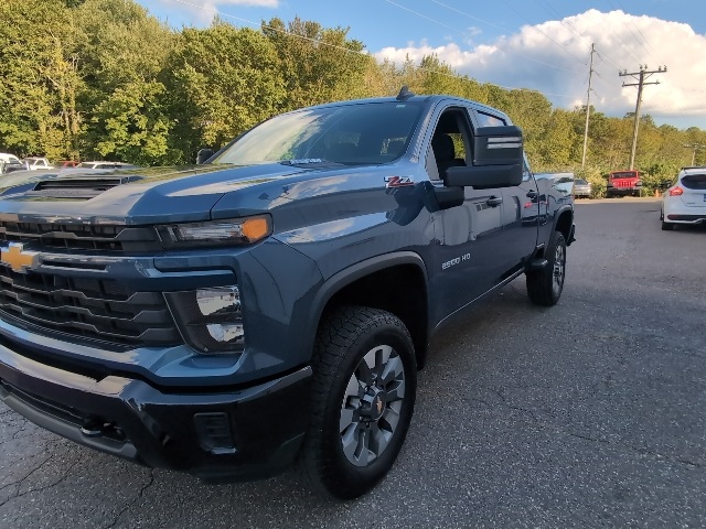 2024 Chevrolet Silverado 2500HD Custom photo 2