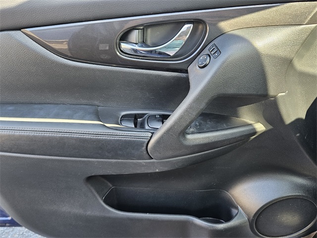 2019 Nissan Rogue SV photo 26